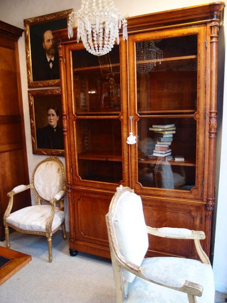 vecchio, antico, antica, antichita, antichità, antiques, ancient, mobile, mobili, credenza, armadio, libreria, tavolo, sedia, poltrona, cassettiera, scrivania, settimino, restauro, restaurato, restaurata, epoca, carlo x, secretaire, luigi filippo, biedermeier, impero, stile impero, cornice antica, specchiera, scrittoio, divano, intarsiato, comodino, comodini, napoleone III, orologio, lampadario, quadro, quadri, dipinto, dipinti, ribalta, meuble de metier, serrandina, ministeriale, farmacia, farmacista, shabby, dacapatura, laccato, vetrina, vetrinetta, etagere, banquette, panchetta, toyle de jouy, specchiera, poltroncina, letto, juke box, alzata, alzatina, lampada, candeliere, argento, servizio, servizi, porcellana, porcellane, inglese, inglesi, francia, francese, royal albert, zuppiera, teiera, tazza, tazzina, piatto, piatti, natale, regalo, brocca, brocche, biscottiera, lista nozze, vintage, bisto england, royal worcester, burriera, regina vittoria, idea regalo, idee regalo, richard, vittoriana, scatola, scatole, collezione, casa, arredo, interni, chic, salone, sala, cucina, country, originale, fatto a mano, orologio, orologi, oggetto, oggetti, alzata, alzatina, ritratto, ritratti, posate, paralume, design